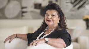 Ela começou vendendo relógio no balcão… e hoje movimenta bilhões. Mas o que ninguém vê é o que ela passou até aqui.